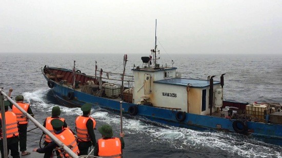 Bắt giữ tàu Trung Quốc chở 100.000 lít dầu DO không có giấy tờ 