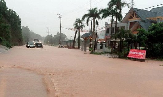 Mưa lớn đầu mùa gây ngập nhiều phố Quảng Ninh