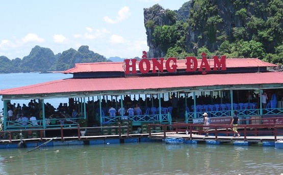 Quảng Ninh: Nhà bè dịch vụ ăn uống vẫn hoạt động nhộn nhịp