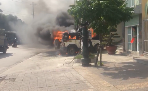 Quảng Ninh: Xe ô tô bốc cháy trước trụ sở Công an phường