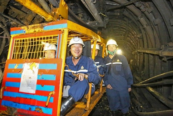 Ông Nguyễn Văn Đọc cùng những người thợ mỏ trong hầm lò khai thác than