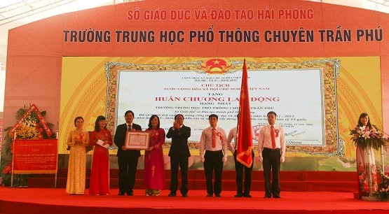 Trường THPT Chuyên Trần Phú nhận Huân chương lao động hạng Nhất ở tuổi 30