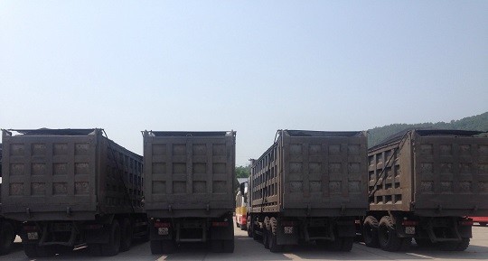 Đoàn xe quá tải được đưa về bãi xe Bãi Cháy để xử lý