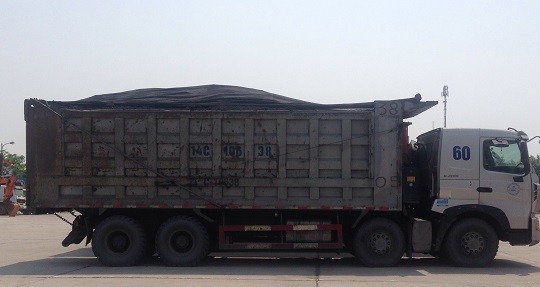 Một trong số 6 xe chở than quá tải bị CSGT Quảng Ninh xử phạt