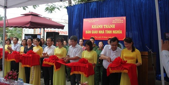 Lãnh đạo Quận ủy, UBND Quận Hồng Bàng cắt băng khánh thành nhà tình nghĩa
