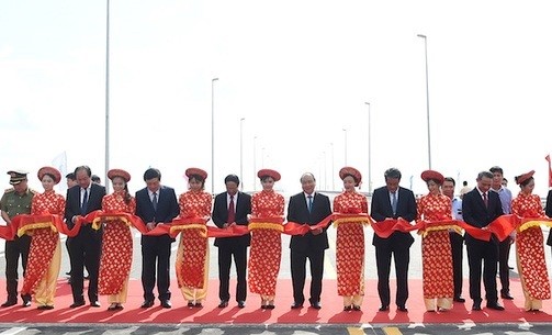 Thủ tướng Nguyễn Xuân Phúc cắt băng khánh thành cầu Tân Vũ - Lạch Huyện