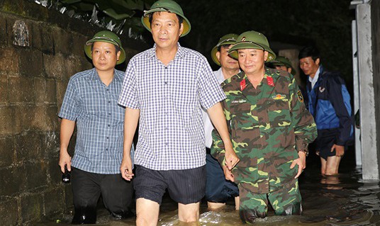 Ông Nguyễn Văn Đọc kiểm tra công tác phòng chống lũ lụt ở TP Hạ Long
