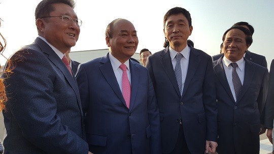 Thủ tướng Nguyễn Xuân Phúc chia vui cùng lãnh đạo Công ty LG Display