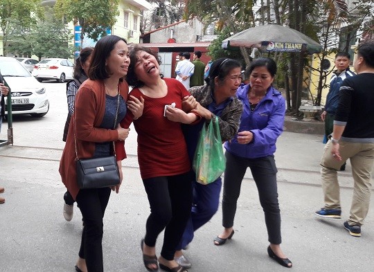 Người nhà nạn nhân Trang khóc ngất khi nghe tin chị tử vong bất thường