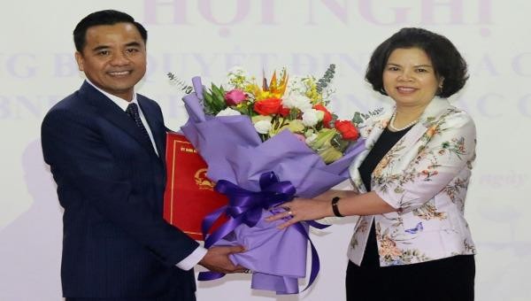 Chủ tịch UBND tỉnh Bắc Ninh chúc mừng tân Phó Giám đốc Sở Tài nguyên và Môi trường.
