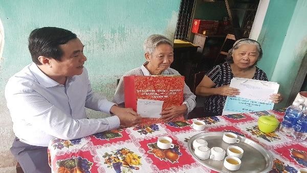 Bí thư Tỉnh ủy Quảng Nam Phan Việt Cường thăm hỏi gia đình chính sách.