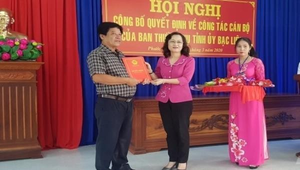 Chủ tịch HĐND tỉnh Bạc Liêu Lê Thị Ái Nam trao quyết định cho ông Phạm Thanh Hải