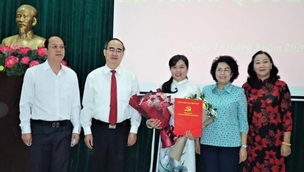 Bí thư Thành ủy Nguyễn Thiện Nhân trao quyết định cho bà Nguyễn Trần Phượng Trân.