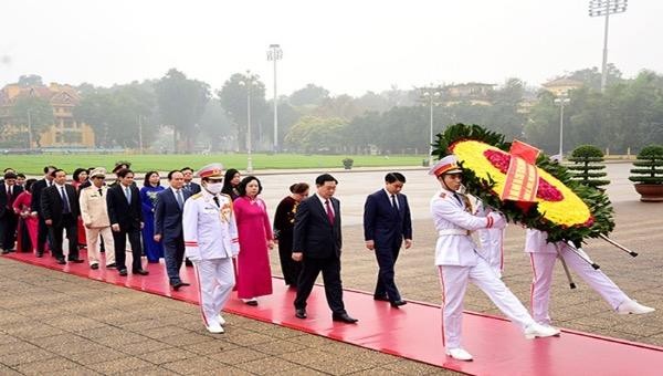 Đoàn đại biểu vào lăng viếng Chủ tịch Hồ Chí Minh.