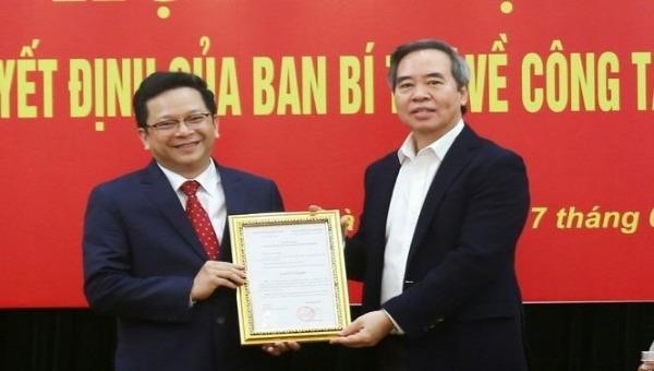 Trưởng Ban Kinh tế Trung ương Nguyễn Văn Bình trao quyết định bổ nhiệm.