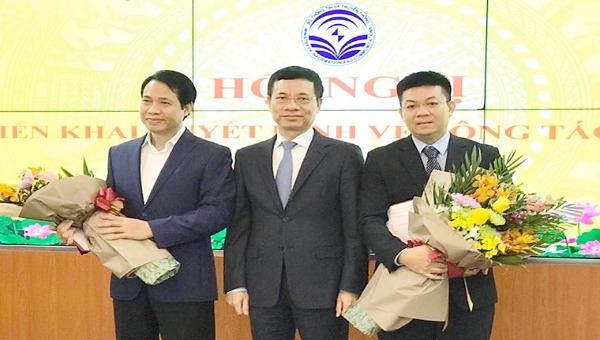Bộ trưởng Nguyễn Mạnh Hùng trao quyết định cho các cán bộ.