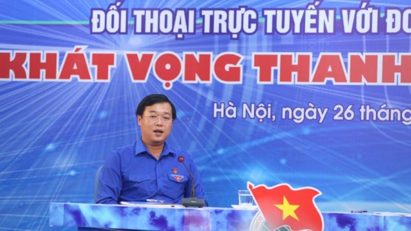 Anh Lê Quốc Phong trả lời đối thoại trực tuyến.
