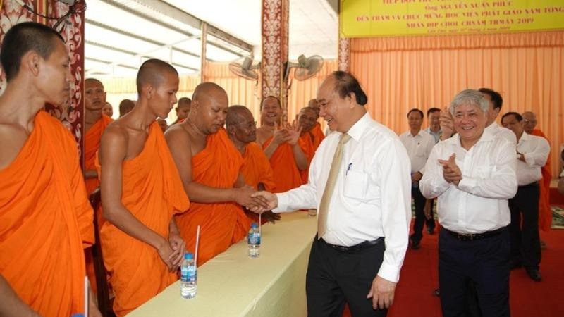 Thủ tướng Nguyễn Xuân Phúc tại Học viện Phật giáo Nam tông Khmer năm 2019. Ảnh: VGP