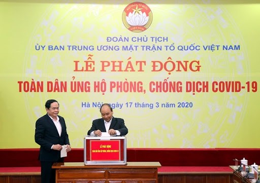 Thủ tướng Nguyễn Xuân Phúc và Chủ tịch UBTƯ MTTQ Việt Nam Trần Thanh Mẫn ủng hộ công tác phòng, chống dịch Covid-19.