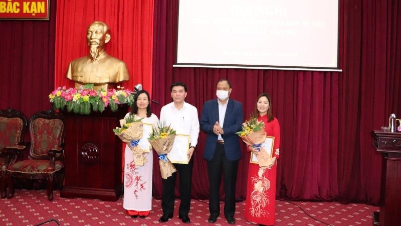 Bí thư Tỉnh ủy Nguyễn Văn Du trao quyết định chỉ định cho 3 cán bộ