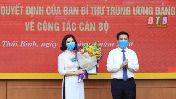 Đồng chí Nguyễn Hồng Diên chúc mừng đồng chí Phạm Thị Hải Lý.