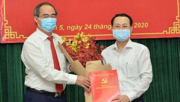 Bí thư Thành ủy Nguyễn Thiện Nhân trao quyết định cho đồng chí Nguyễn Văn Hiếu.