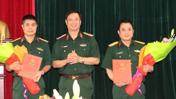 Thiếu tướng Dương Văn Thăng trao quyết định bổ nhiệm cho 2 cán bộ