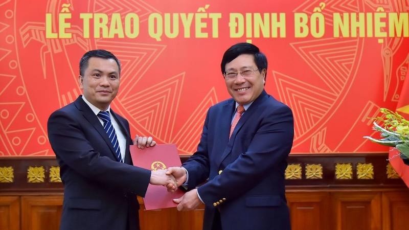 Phó Thủ tướng, Bộ trưởng Bộ Ngoại giao Phạm Bình Minh trao quyết định bổ nhiệm.