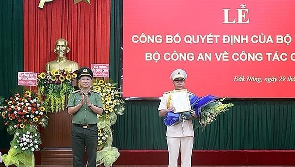 Đại tá Hồ Văn Mười trao quyết định bổ nhiệm Phó Giám đốc Công an tỉnh Đắk Nông cho Thượng tá Nguyễn Tường Vũ.