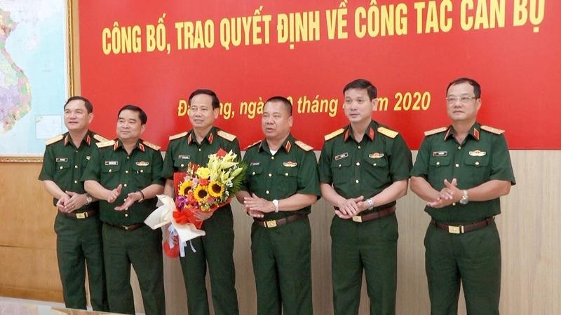 Bộ Tư lệnh Quân khu tặng hoa chúc mừng Thiếu tướng Hứa Văn Tưởng.
