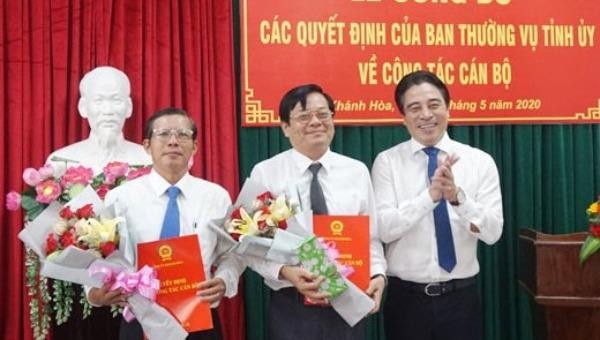 Đồng chí Nguyễn Khắc Toàn trao quyết định cho 2 đồng chí Trần Mạnh Dũng và Trần Ngọc Thanh.