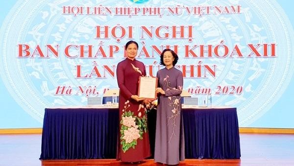 Trưởng ban Dân vận Trung ương Trương Thị Mai trao quyết định của Bộ Chính trị về việc điều động, chỉ định bà Hà Thị Nga giữ chức danh Bí thư Đảng đoàn Hội LHPN Việt Nam nhiệm kỳ 2017 - 2022.