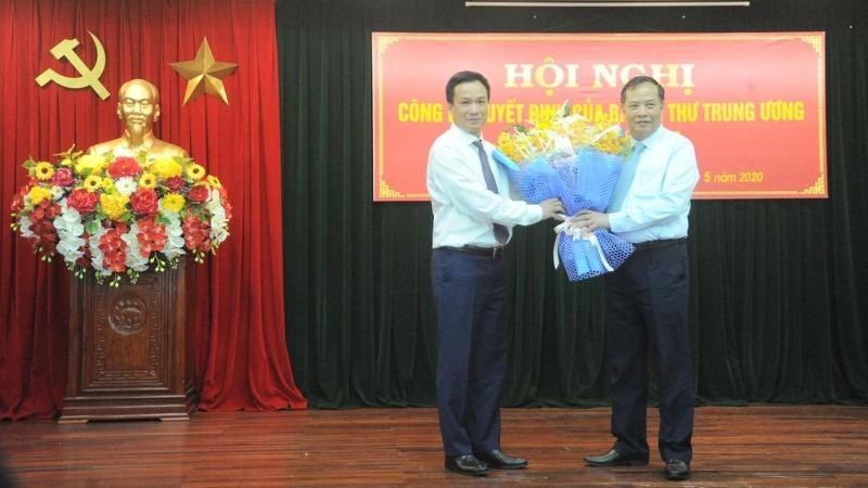 Bí thư Tỉnh ủy Nguyễn Mạnh Hiển chúc mừng tân Phó Bí thư Tỉnh ủy Triệu Thế Hùng.