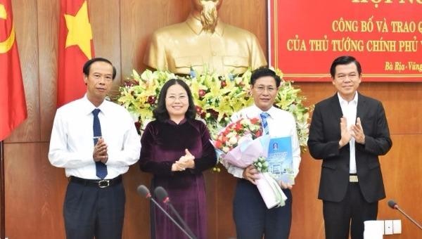 Lãnh đạo tỉnh Bà Rịa - Vũng Tàu chúc mừng ông Lê Ngọc Khánh.