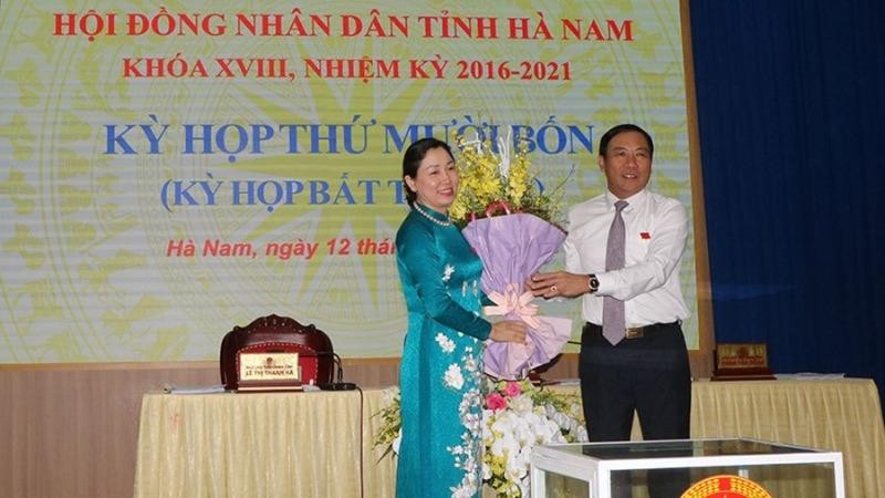 Phó Bí thư Thường trực Tỉnh ủy, Chủ tịch HĐND tỉnh Phạm Sỹ Lợi tặng hoa chúc mừng bà Đinh Thị Lụa.