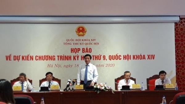 Tổng Thư ký Quốc hội Nguyễn Hạnh Phúc chủ trì họp báo.