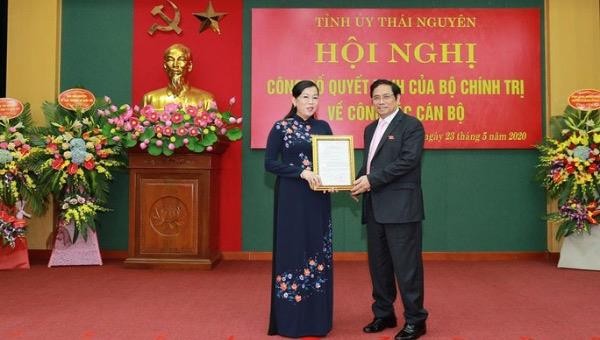Ông Phạm Minh Chính trao quyết định cho bà Nguyễn Thanh Hải.