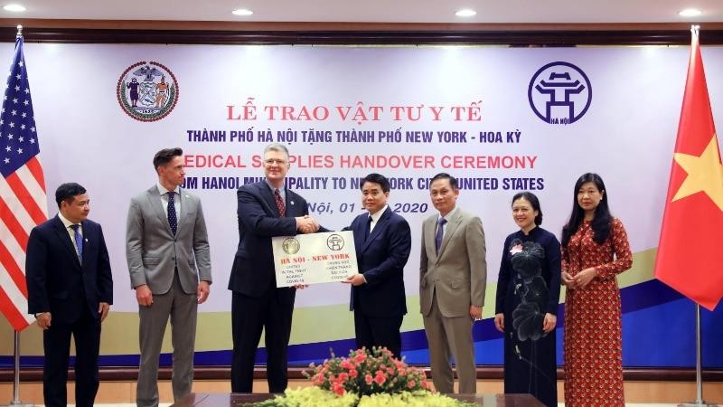 Hà Nội trao tặng khẩu trang cho New York qua Đại sứ Mỹ Kritenbrink.