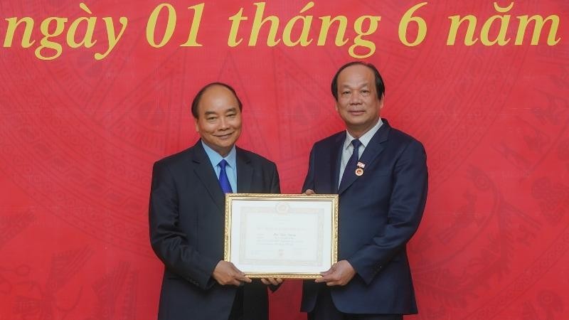 Thủ tướng Nguyễn Xuân Phúc trao Huy hiệu 40 năm tuổi Đảng cho đồng chí Mai Tiến Dũng.