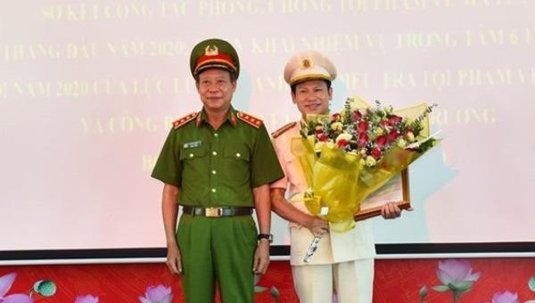 Thứ trưởng Lê Quý Vương chúc mừng Đại tá Nguyễn Văn Viện