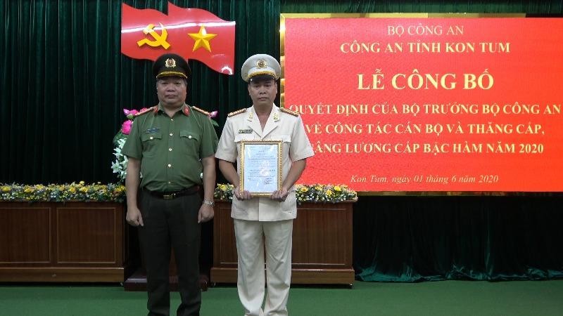Đại tá Nguyễn Hồng Nhật trao quyết định cho Thượng tá Nguyễn Ngọc Sinh.