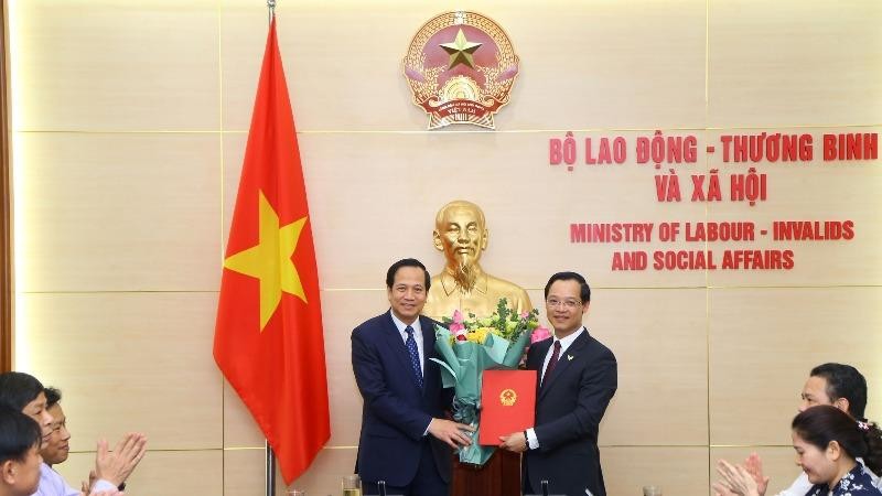 Bộ trưởng Đào Ngọc Dung trao quyết định bổ nhiệm và chúc mừng ông Trương Anh Dũng.