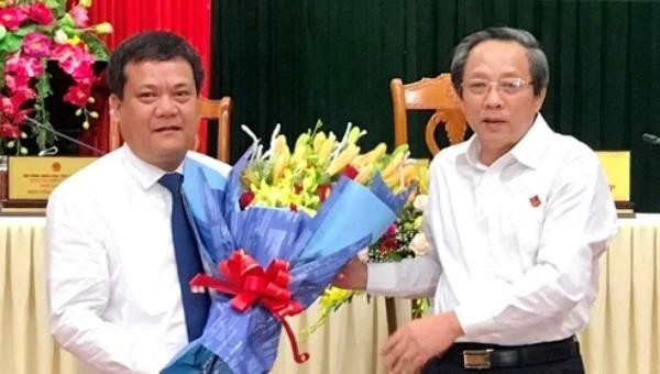 Bí thư Tỉnh ủy Hoàng Đăng Quang chúc mừng tân Phó Chủ tịch UBND tỉnh.