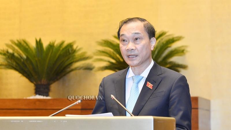 Chủ nhiệm Ủy ban Kinh tế Vũ Hồng Thành trình bày báo cáo thẩm tra.