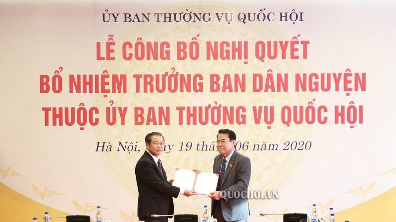 Phó Chủ tịch Quốc hội trao Nghị quyết phê chuẩn cho ông Dương Thanh Bình.