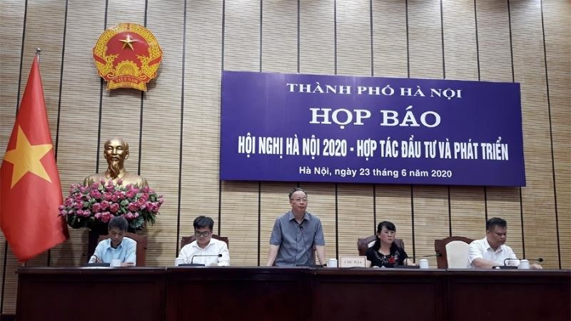 Phó Chủ tịch UBND thành phố Nguyễn Văn Sửu chủ trì họp báo.