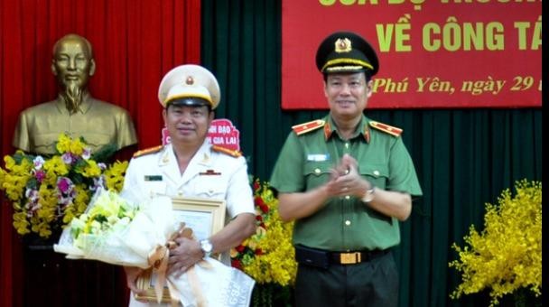 Thứ trưởng Lê Tấn Tới trao quyết định cho Đại tá Phan Thanh Tám.
