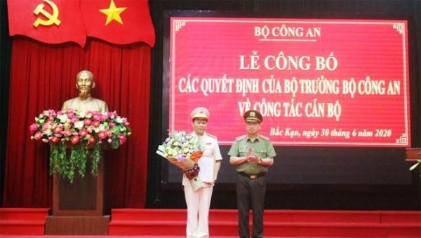 Thứ trưởng Nguyễn Văn Thành trao quyết định cho tân Giám đốc Công an tỉnh Bắc Kạn.