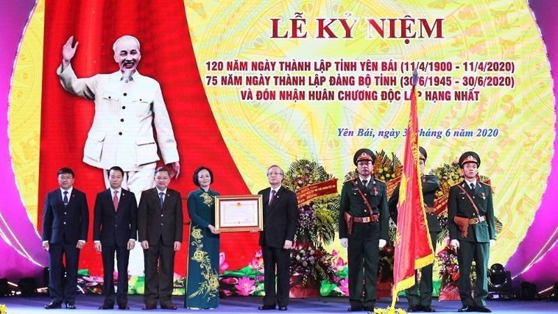 Đồng chí Trần Quốc Vượng trao Huân chương Độc lập hạng Nhất cho lãnh đạo tỉnh Yên Bái.