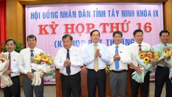 Lãnh đạo tỉnh Tây Ninh chúc mừng các tân Phó Chủ tịch HĐND, UBND và Ủy viên UBND tỉnh Tây Ninh.